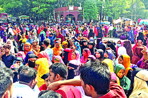 বকেয়া দাবিতে বিক্ষোভ পোশাক শ্রমিকদের