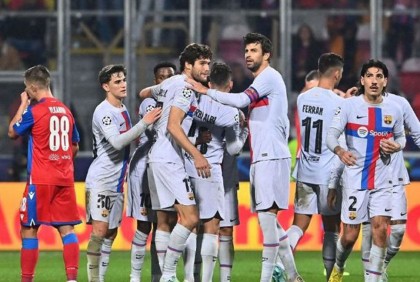 শীর্ষে থেকেই শেষ করল বায়ার্ন-নাপোলি, বার্সার সান্ত্বনার জয়