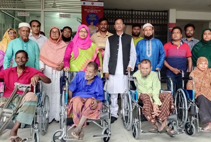 ২৫ জন প্রতিবন্ধীকে হুইল চেয়ার দিল নন্দীগ্রাম পৌরসভা