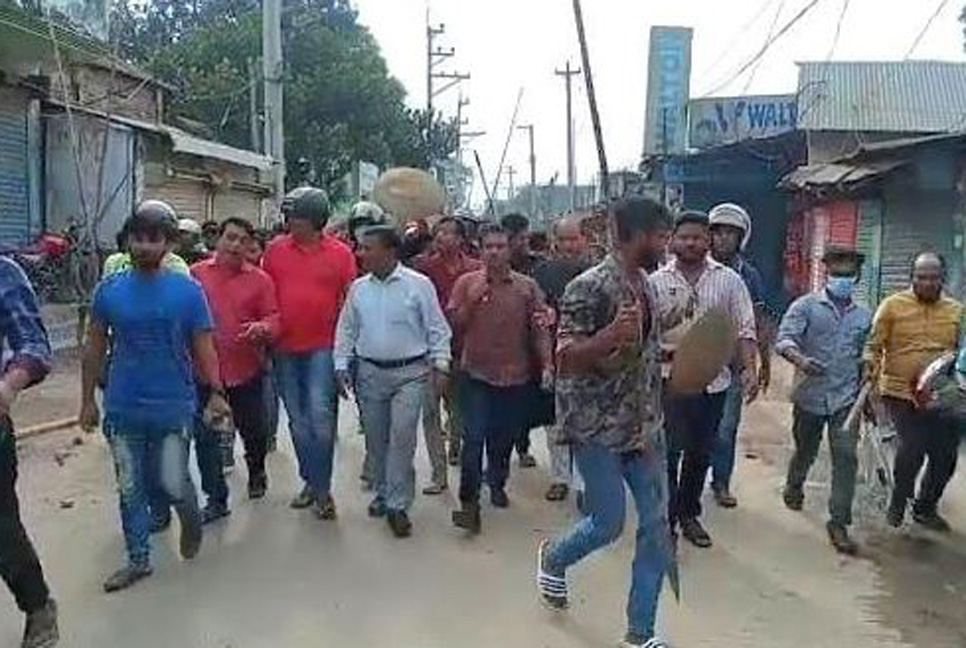 পাকুন্দিয়ায় ফুল দেওয়া নিয়ে ছাত্রলীগের দুই গ্রুপের ধাওয়া-পাল্টা ধাওয়া