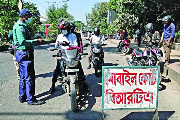 রমনা পার্কের সামনে বিআরটিএর ভ্রাম্যমাণ আদালত
