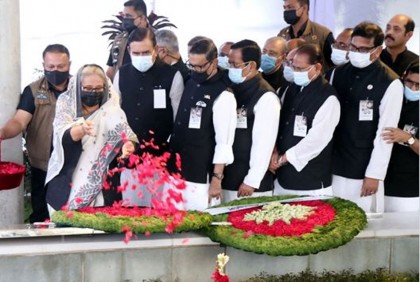 বনানীতে জেল হত্যা দিবসের শহীদদের সমাধিতে প্রধানমন্ত্রীর শ্রদ্ধা