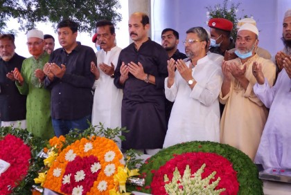 জাতীয় চার নেতার সমাধিতে ডিএনসিসি মেয়রের শ্রদ্ধা 