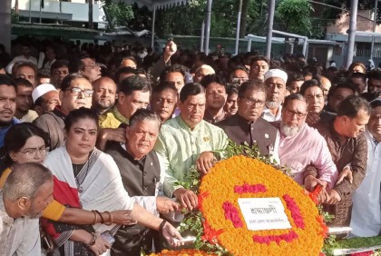 বঙ্গবন্ধুর প্রতিকৃতিতে ঢাকা জেলা আওয়ামী লীগের নবগঠিত কমিটির শ্রদ্ধা