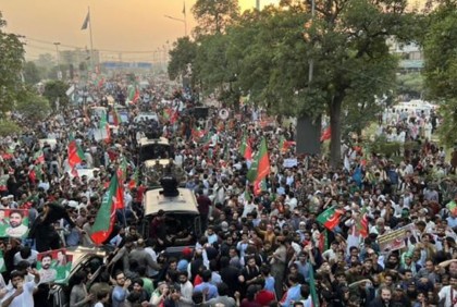 ইমরান খানকে হত্যাচেষ্টা: পাকিস্তানে ক্রমবর্ধমান রাজনৈতিক অস্থিরতার প্রতিচ্ছবি