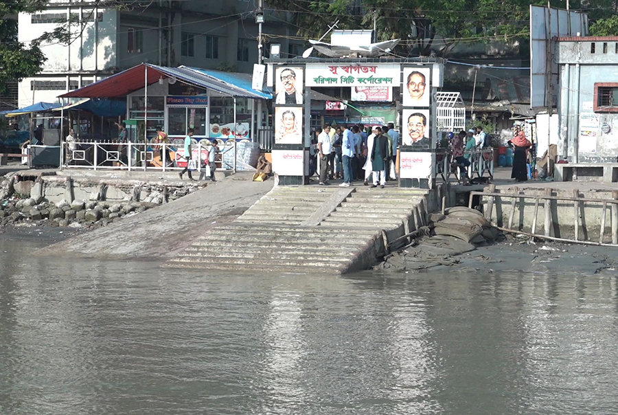 খেয়া নৌকাও বন্ধ বরিশালে, ক্ষুব্ধ যাত্রীরা 