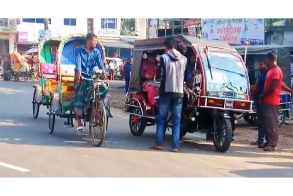 পিরোজপুরে বাস চলাচল বন্ধ থাকায় যাত্রীদের ভোগান্তি 