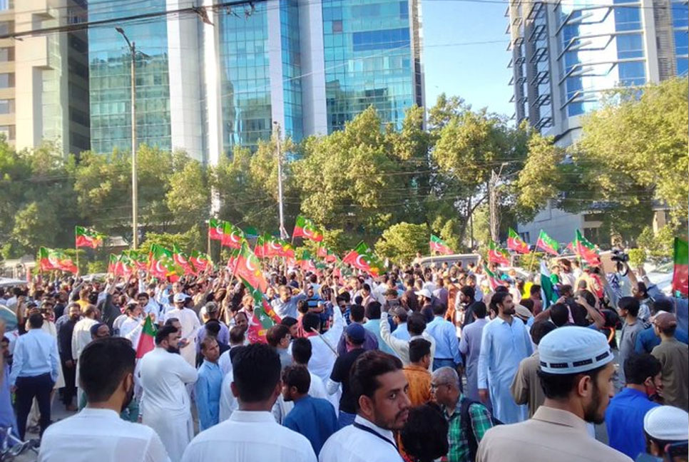 ইমরান খান গুলিবিদ্ধ হওয়ার ঘটনায় পাকিস্তান জুড়ে ব্যাপক বিক্ষোভ 