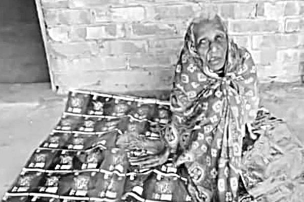 সব জমি লিখে নিয়ে মাকে রাস্তায় ফেলে গেল ছেলে