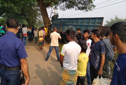 চুয়াডাঙ্গায় গাছের সাথে গরু বোঝাই ট্রাকের ধাক্কায় নিহত ২
