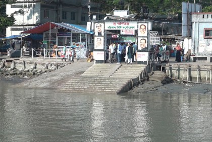 খেয়া নৌকাও বন্ধ বরিশালে, ক্ষুব্ধ যাত্রীরা 
