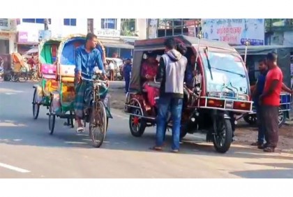 পিরোজপুরে বাস চলাচল বন্ধ থাকায় যাত্রীদের ভোগান্তি 