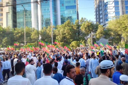 ইমরান খান গুলিবিদ্ধ হওয়ার ঘটনায় পাকিস্তান জুড়ে ব্যাপক বিক্ষোভ 