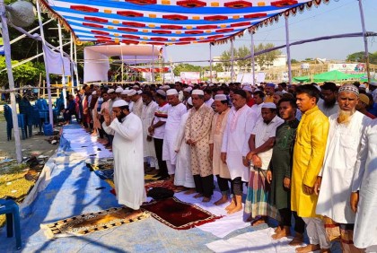 সমাবেশস্থলেই জুমার নামাজ আদায় বিএনপি নেতাকর্মীদের

