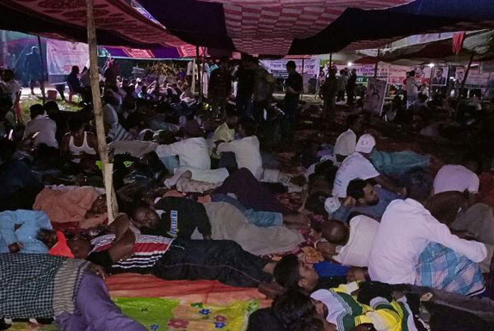 বরিশালে বিএনপির সমাবেশস্থলে রাতেই নেতাকর্মীদের ঢল, ঘুমাচ্ছেন কম্বল নিয়ে