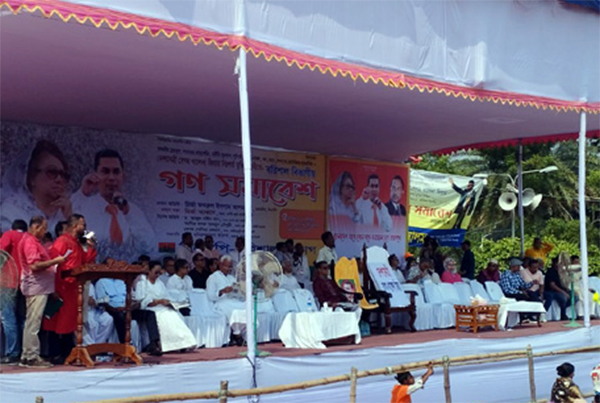 মঞ্চে খালেদা-তারেকের জন্য ফাঁকা চেয়ার  