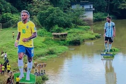 কেরালার নদীতে ৩০ ফুট লম্বা মেসি, নেইমার ৪০!