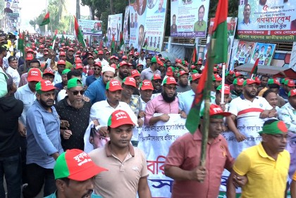 চারদিক থেকে মিছিল নিয়ে সমাবেশস্থলে আসছেন বিএনপির নেতাকর্মীরা (ভিডিও)