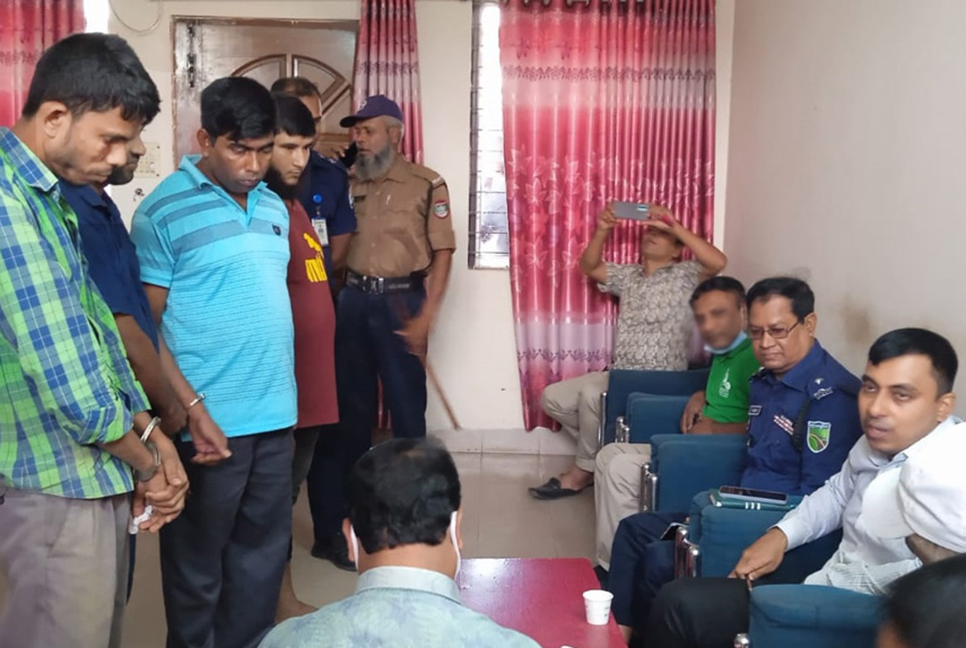 আখাউড়ায় ৪ টিকিট কালোবাজারিকে জরিমানা  
