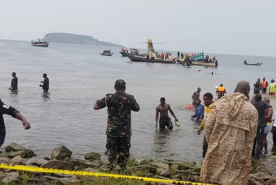 তানজানিয়ায় বিধ্বস্ত হয়ে লেকে আছড়ে পড়ল যাত্রীবাহী প্লেন