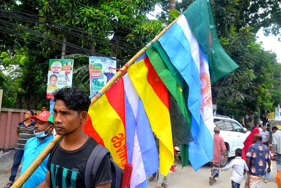 বিশ্বকাপ উপলক্ষে বগুড়ায় পতাকা ও জার্সি বিক্রির হিড়িক