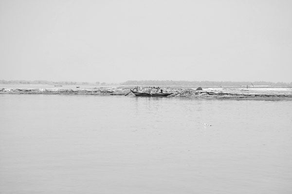 পদ্মায় জেগেছে একাধিক চর, হারাচ্ছে নাব্য
