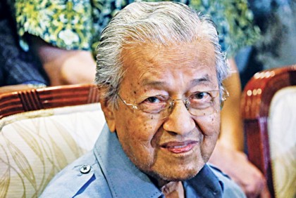 মালয়েশিয়ার নির্বাচনে প্রার্থী হচ্ছেন ৯৭ বছর বয়সী মাহাথির মোহাম্মদ 
