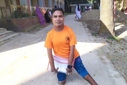 দমে যাননি আজাহারুল, হামাগুড়ি দিয়ে অংশ নিয়েছেন পরীক্ষায়