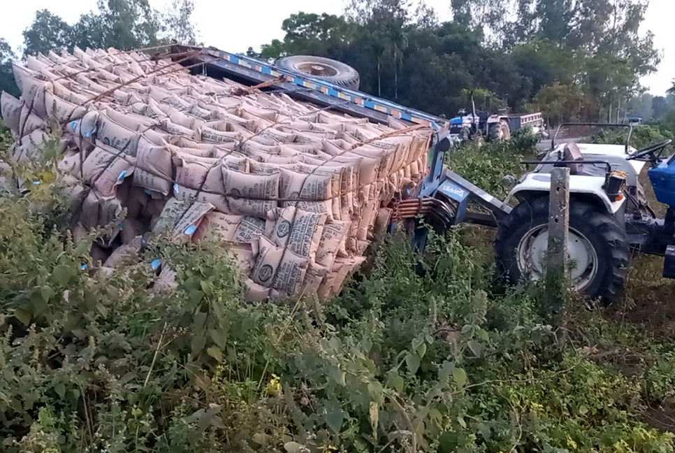 ঠাকুরগাঁওয়ে সড়কে উল্টে গেলো বীজবোঝাই ট্রাক্টর