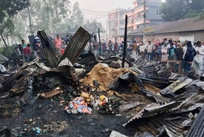 সিরাজগঞ্জে অগ্নিকাণ্ডে ৮ দোকান পুড়ে ছাই