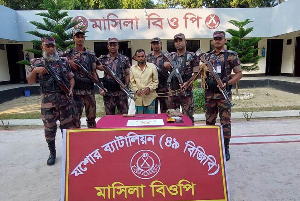 যশোর সীমান্তে ৬ স্বর্ণের বারসহ আটক ১