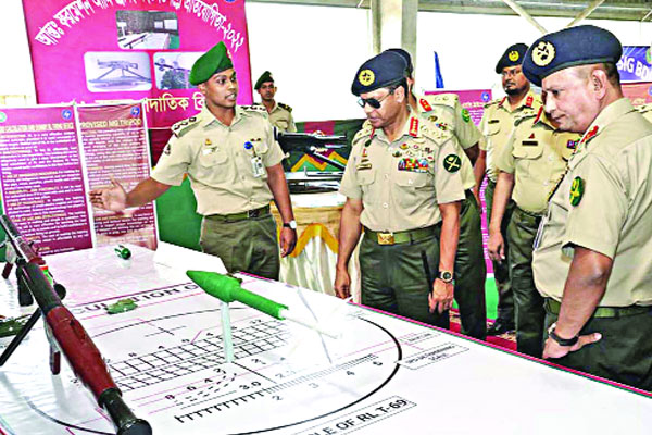 সেনাবাহিনী প্রশিক্ষণ সহায়ক সামগ্রী প্রদর্শন প্রতিযোগিতায় বিভিন্ন স্টল পরিদর্শন