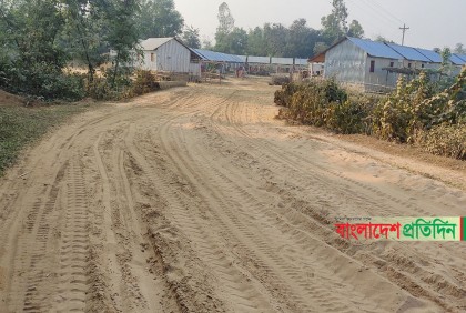 কাঁচা রাস্তায় ভোগান্তি, পাকাকরণের দাবি গ্রামবাসীর