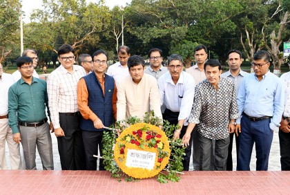 মুজিবনগর স্মৃতিসৌধে জাতীয় বিশ্ববিদ্যালয় উপাচার্যের শ্রদ্ধা