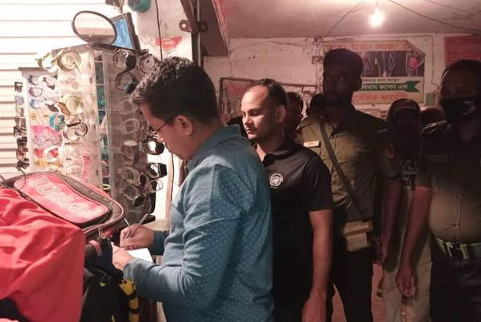 বোয়ালমারীতে সরকারি নিষেধ অমান্য করায় জরিমানা 