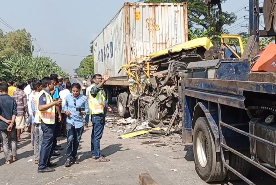 ফেনীতে বাস ও লরির মুখোমুখি সংঘর্ষ, নিহত ৪