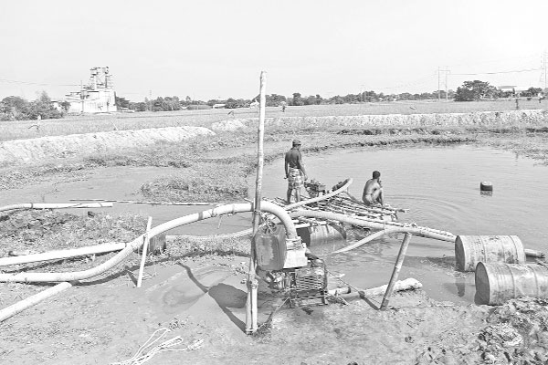ফসলি জমি থেকে বালু তোলার হিড়িক