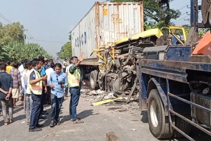 ফেনীতে বাস ও লরির মুখোমুখি সংঘর্ষ, নিহত ৪
