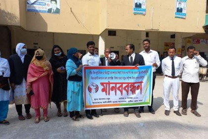 কুষ্টিয়ায় আদালত ভবনের লিফট বিড়ম্বনা; প্রতিবাদে আইনজীবীদের মানববন্ধন