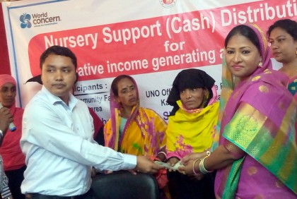 বিকল্প আয় বৃদ্ধির লক্ষ্যে কলাপাড়ায় পাঁচ নারীকে অর্থ সহায়তা