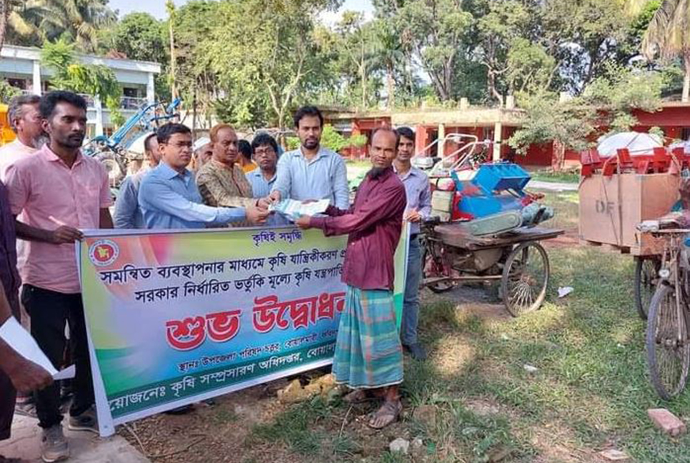 বোয়ালমারীতে কৃষি যন্ত্রপাতি বিতরণ