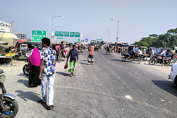 বাস বন্ধ থাকায় মহাসড়কে যাত্রীদের দুর্ভোগ