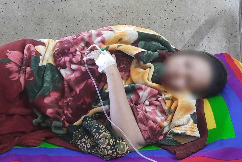 নেশাগ্রস্তদের প্রতিবাদ করে মার খেয়ে হাসপাতালে নারী কাউন্সিলর