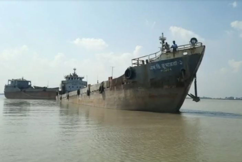 পশুর চ্যানেলে দুর্ঘটনার কবলে কয়লাবাহী কার্গো জাহাজ