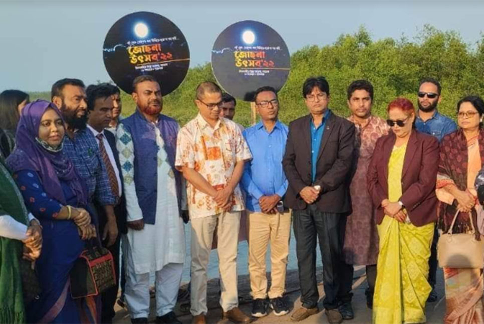 বরগুনায় নদীর পাড়ে জ্যোৎস্না উৎসব