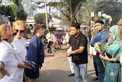 বেনাপোল দিয়ে ভারতে ফিরল ৯ দেশের পর্যটকবাহী কার র‍্যালি 