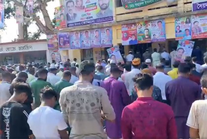গণসমাবেশের মাঠে বিএনপি নেতাকর্মীদের নামাজ আদায়