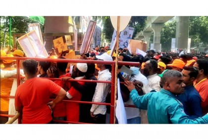সোহরাওয়ার্দী উদ্যানে যুবলীগের নেতাকর্মীদের ঢল