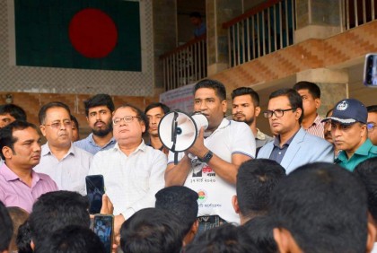 ক্ষতিপূরণের আশ্বাসে আন্দোলন থেকে সরলেন বরিশাল বিশ্ববিদ্যালয় শিক্ষার্থীরা


