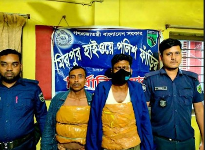 পেটের সাথে স্কচটেপ প্যাঁচিয়ে গাঁজা বহন!